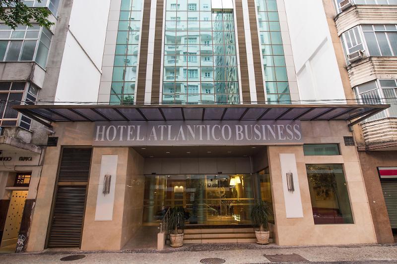 Hotel Atlantico Business Centro Rio de Janeiro Buitenkant foto The photo shows the exterior of a hotel building with the name "Hotel Atlantico Business" prominently displayed above the entrance. The building features a modern architectural style, with a glass facade and a combination of stone and glass elements.